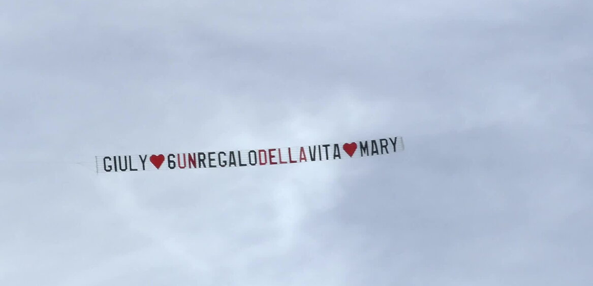 Nuovo aereo: c'è un messaggio per Giulia