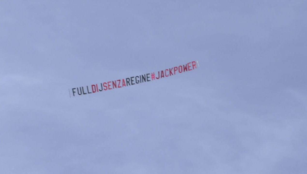 Giacomo riceve un messaggio dai fan: 
