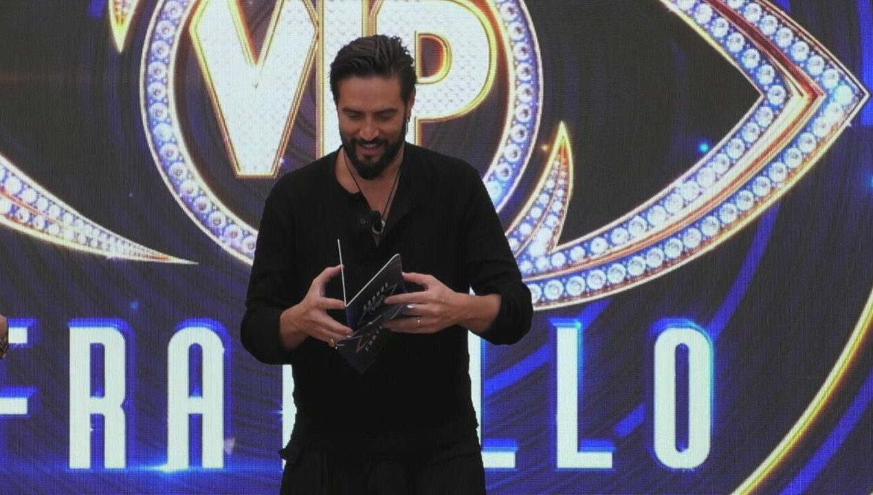 I VIP aprono le buste e svelano il loro contenuto&agrave;
