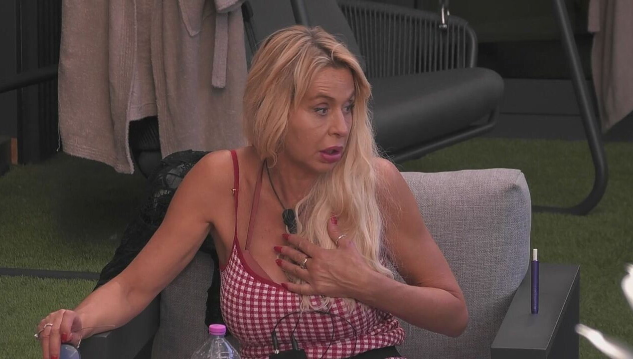 Valeria indispettita per gli schiamazzi notturni&agrave;