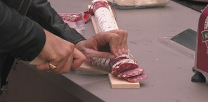 Arrivano i salumi per l'aperitivo dei VIP
