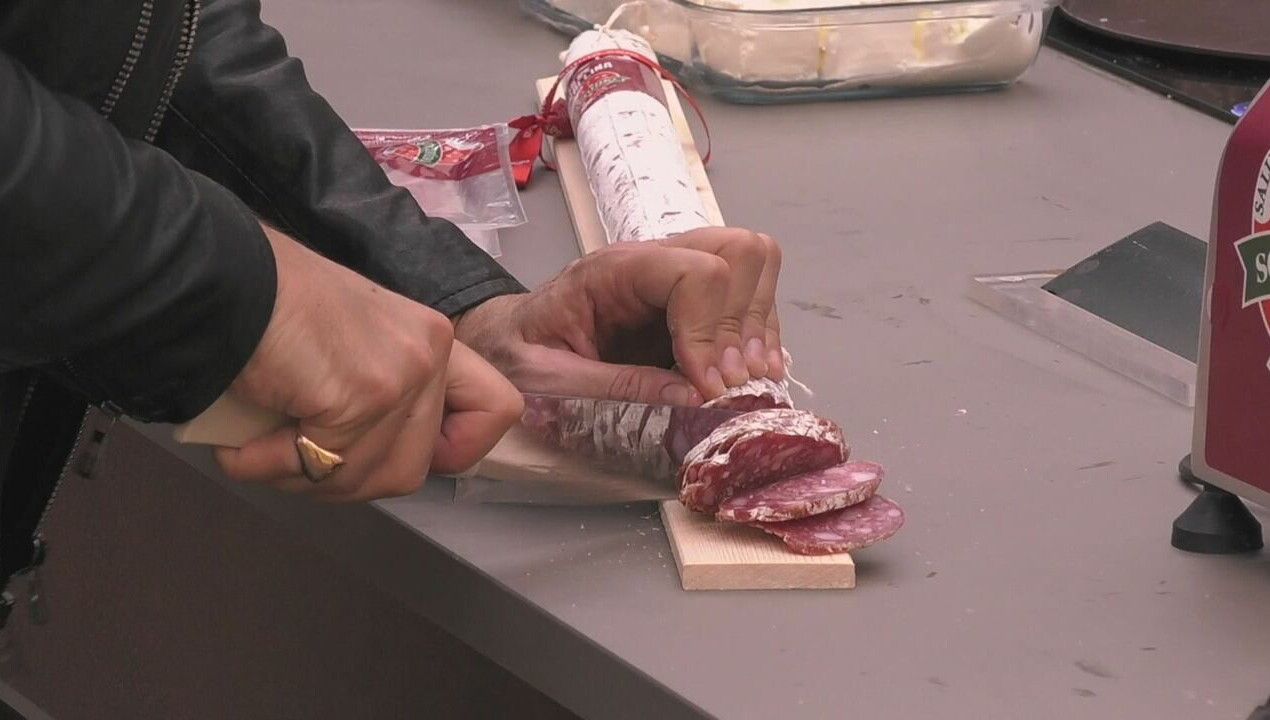 Arrivano i salumi per l'aperitivo dei VIP&agrave;
