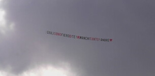 Anche Giulia riceve il suo aereo: 