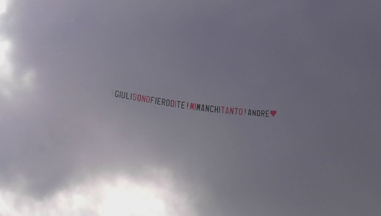 Anche Giulia riceve il suo aereo: 