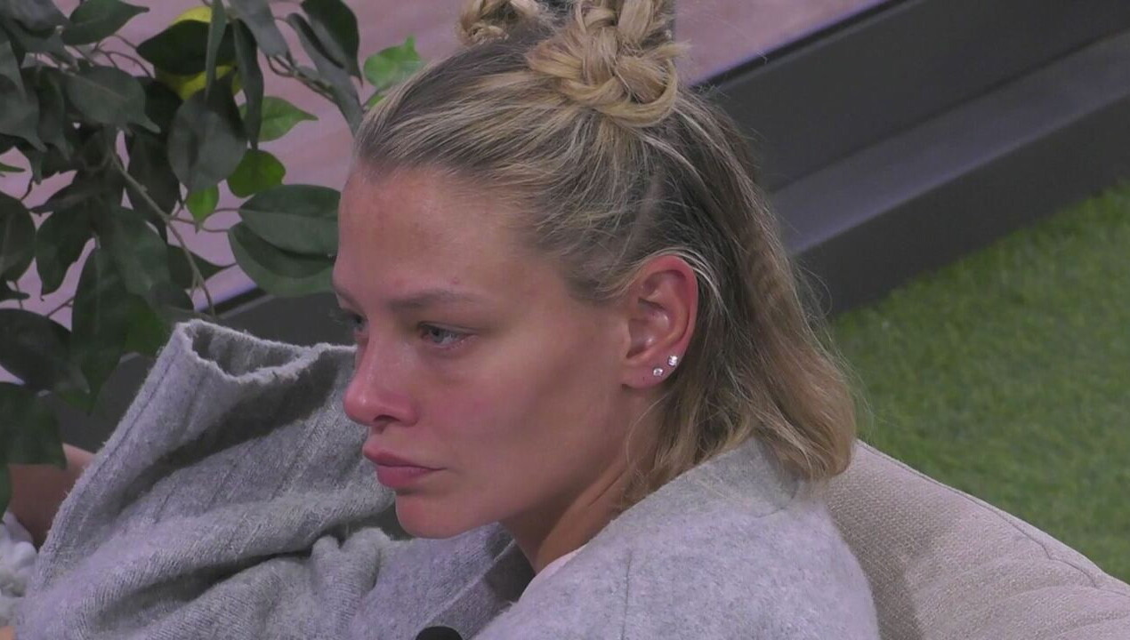 Giulia e Marina criticano l'atteggiamento di Alex&agrave;