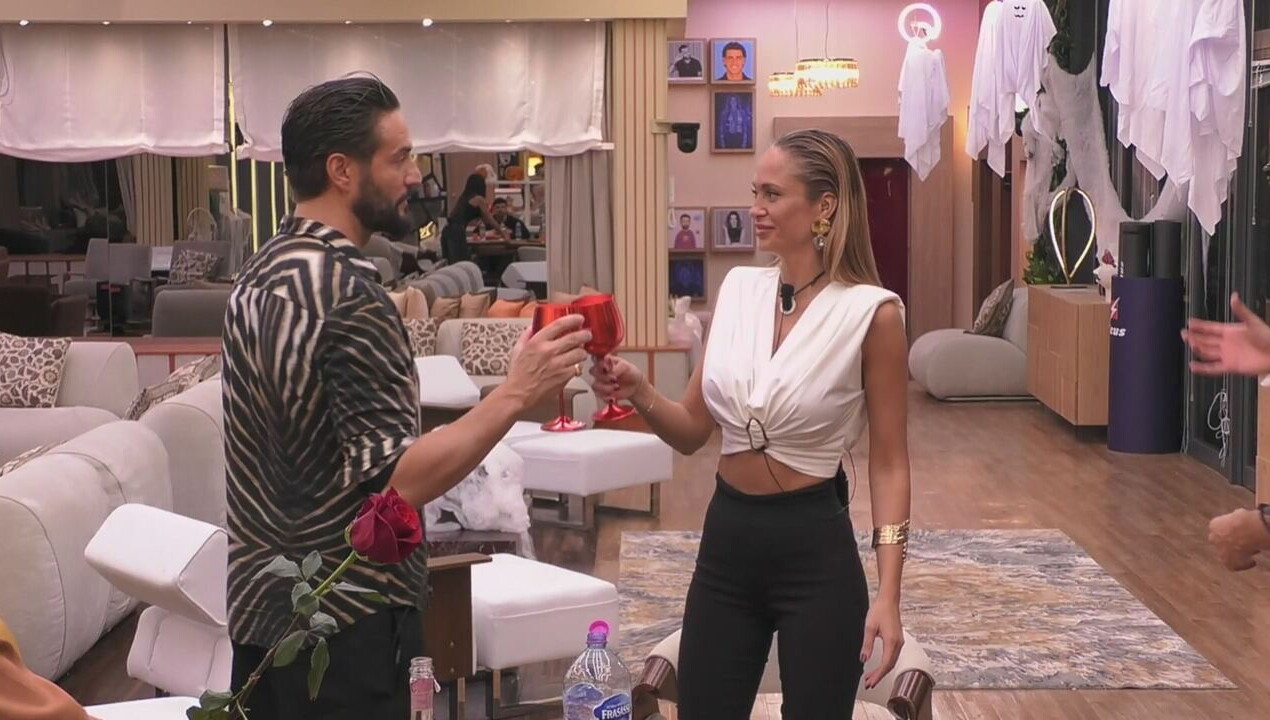 I VIP celebrano la serata con un brindisi&agrave;
