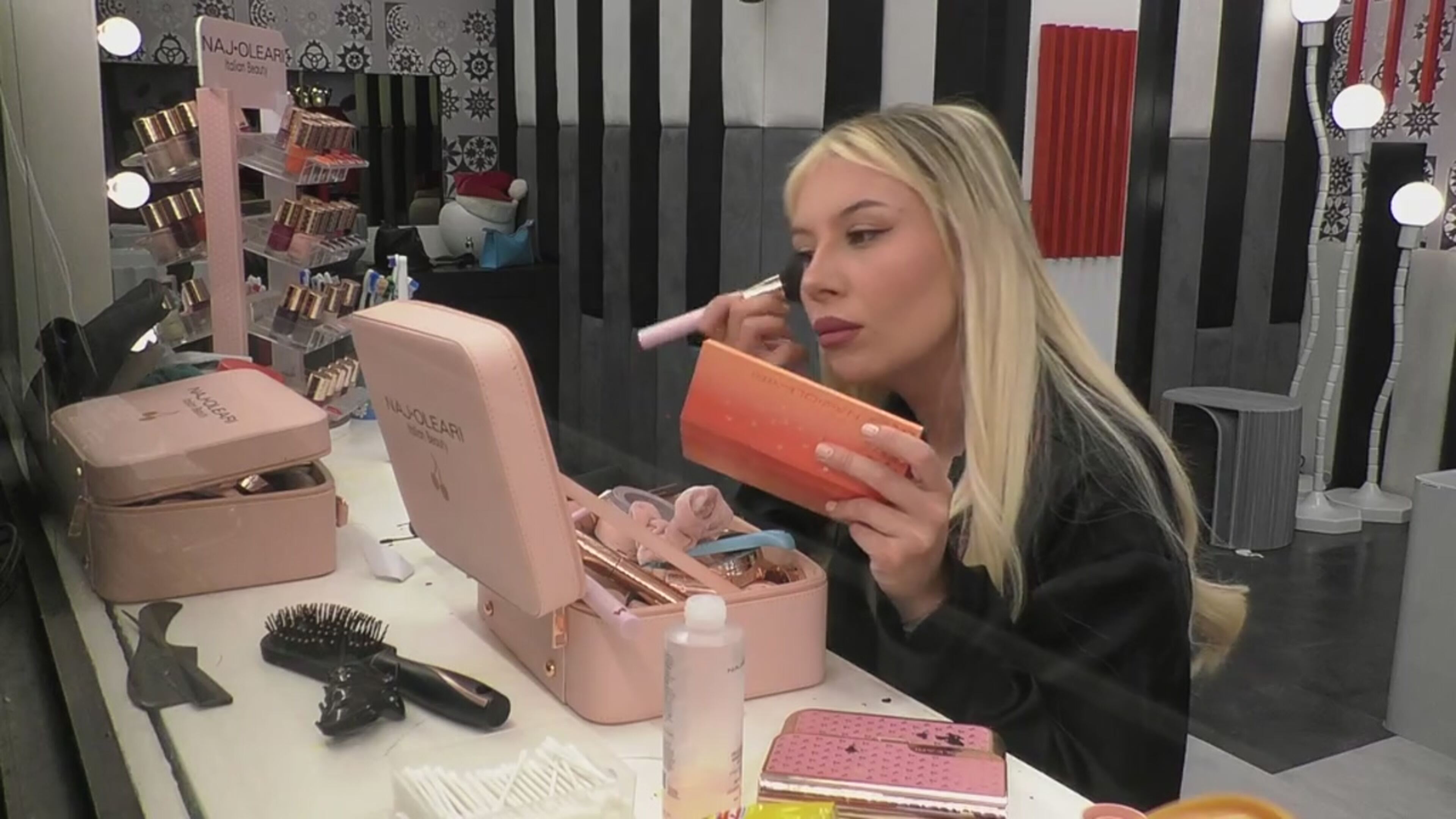 Momento trucco per Micol Incorvaia - Grande Fratello | GF
